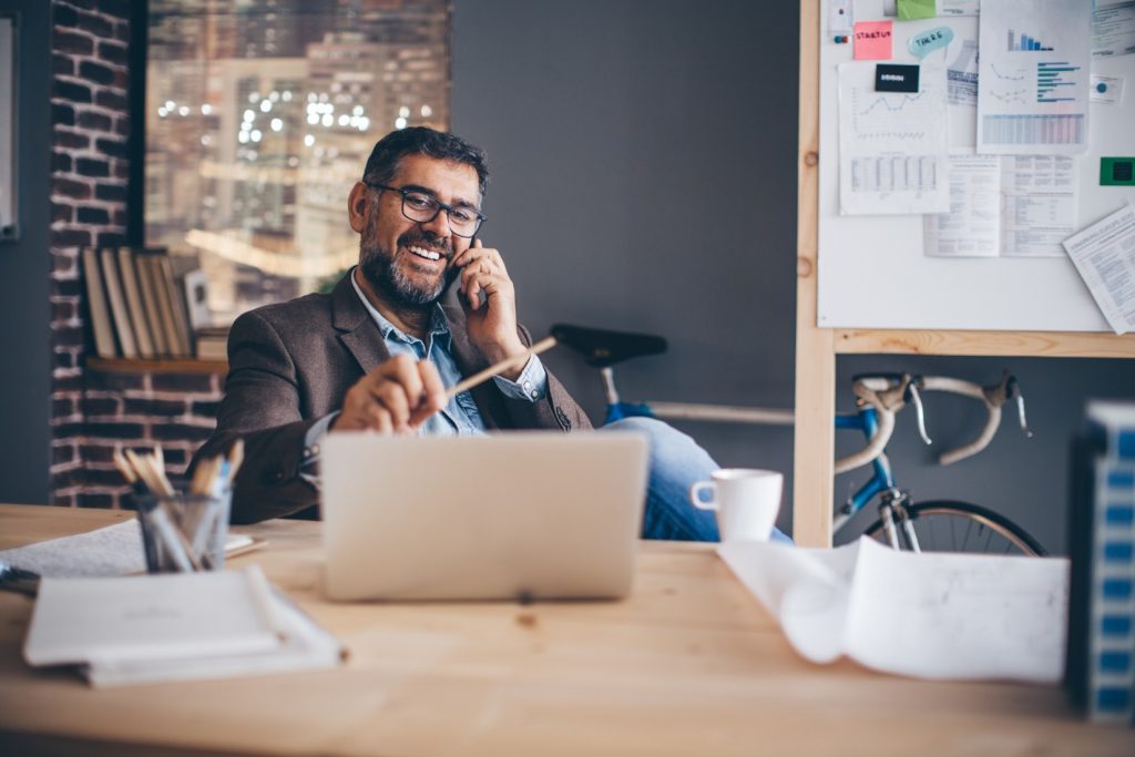entrepreneur parle au téléphone pour une intention de vente