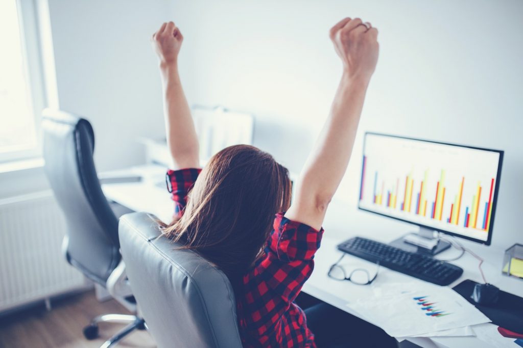 entrepreneur femme fait des analyses